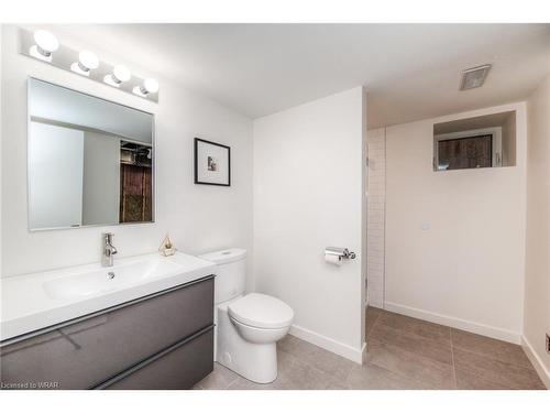 60 John Street E, Waterloo, ON - Indoor Photo Showing Bathroom