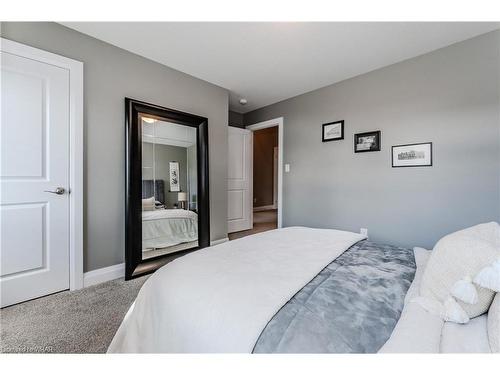 11-271 Grey Silo Road, Waterloo, ON - Indoor Photo Showing Bedroom