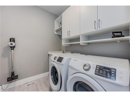 11-271 Grey Silo Road, Waterloo, ON - Indoor Photo Showing Laundry Room
