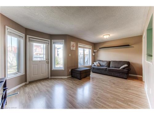 12-700 Champlain Boulevard, Cambridge, ON - Indoor Photo Showing Living Room