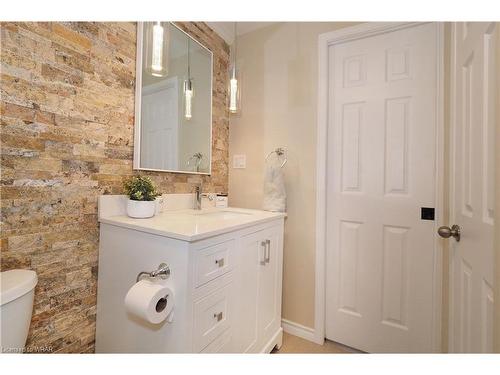 50 Holly Trail, Puslinch, ON - Indoor Photo Showing Bathroom