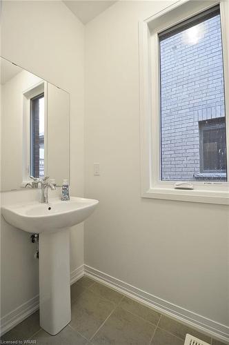 32 Blackburn Street, Cambridge, ON - Indoor Photo Showing Bathroom