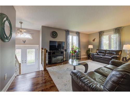 397 The Country Way, Kitchener, ON - Indoor Photo Showing Living Room