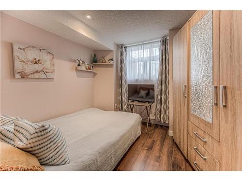 A-489 East Avenue, Kitchener, ON - Indoor Photo Showing Bedroom