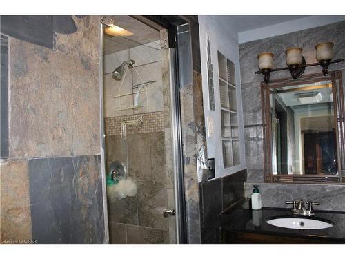 287 Courtland Avenue E, Kitchener, ON - Indoor Photo Showing Bathroom