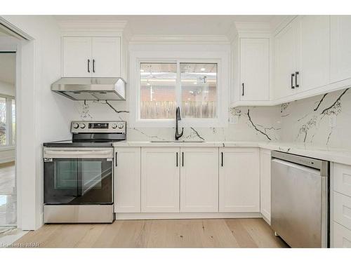 89 Kenora Avenue, Hamilton, ON - Indoor Photo Showing Kitchen