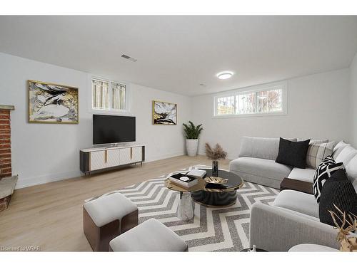 89 Kenora Avenue, Hamilton, ON - Indoor Photo Showing Living Room