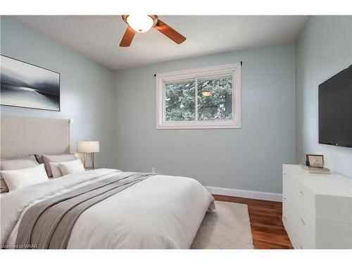 206 Winston Boulevard, Cambridge, ON - Indoor Photo Showing Bedroom