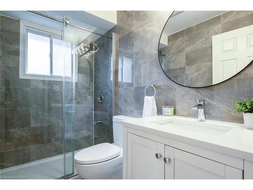 206 Winston Boulevard, Cambridge, ON - Indoor Photo Showing Bathroom