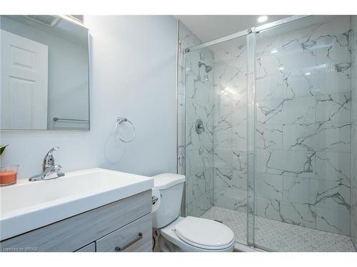 206 Winston Boulevard, Cambridge, ON - Indoor Photo Showing Bathroom