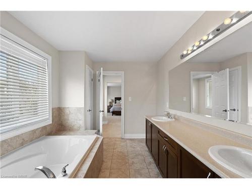 20 Lands Court, Cambridge, ON - Indoor Photo Showing Bathroom