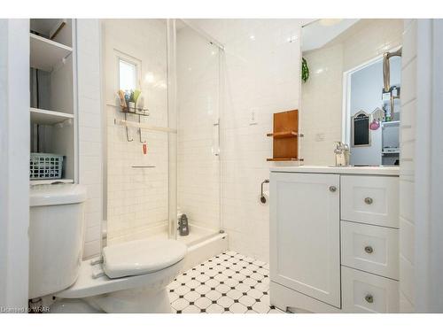 100 Queen Street W, Cambridge, ON - Indoor Photo Showing Bathroom