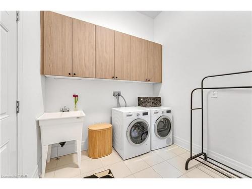 1534 Severn Drive, Milton, ON - Indoor Photo Showing Laundry Room