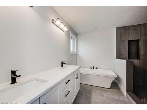 13-245 Applewood Street, Plattsville, ON - Indoor Photo Showing Bathroom