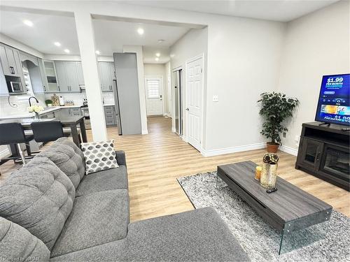 122 Peach Blossom Crescent, Kitchener, ON - Indoor Photo Showing Living Room