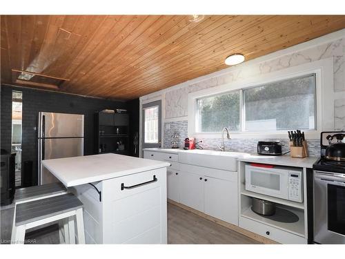 950 Ninth Street, Belwood Lake, ON - Indoor Photo Showing Kitchen