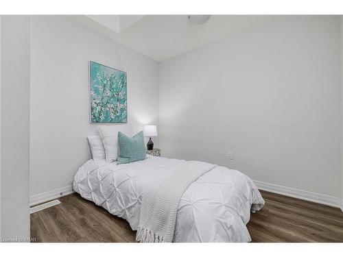 57-51 Sparrow Avenue, Cambridge, ON - Indoor Photo Showing Bedroom