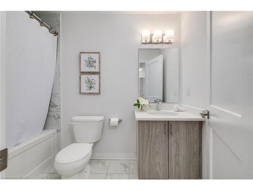 57-51 Sparrow Avenue, Cambridge, ON - Indoor Photo Showing Bathroom