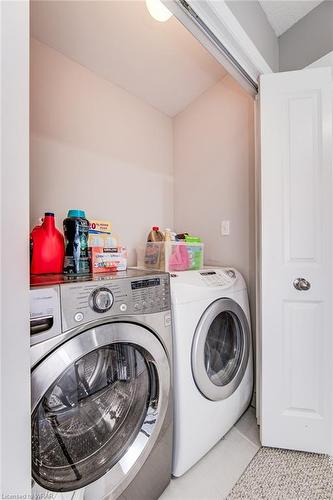 28-100 Chester Drive, Cambridge, ON - Indoor Photo Showing Laundry Room