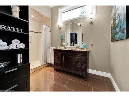 280 William Street E, Parkhill, ON - Indoor Photo Showing Bathroom