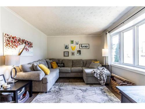 6 Bigham Crescent, Woodstock, ON - Indoor Photo Showing Living Room