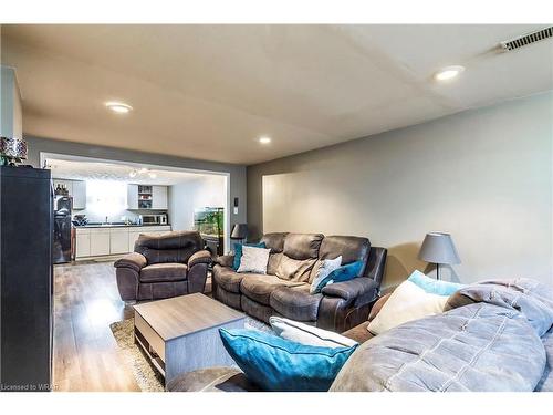 6 Bigham Crescent, Woodstock, ON - Indoor Photo Showing Living Room