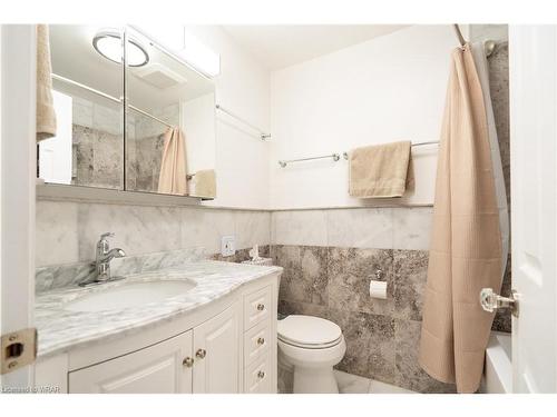 15 Selkirk Street, Cambridge, ON - Indoor Photo Showing Bathroom
