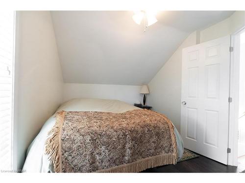 15 Selkirk Street, Cambridge, ON - Indoor Photo Showing Bedroom