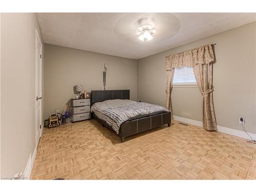 591 Champlain Boulevard, Cambridge, ON - Indoor Photo Showing Bedroom