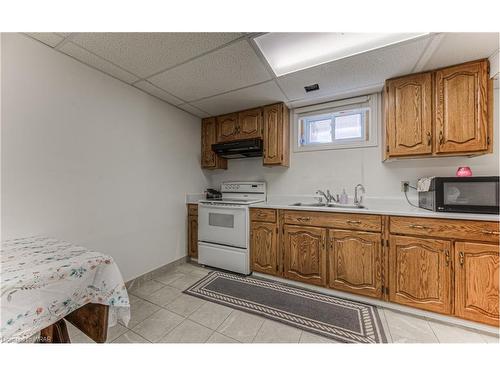 591 Champlain Boulevard, Cambridge, ON - Indoor Photo Showing Kitchen With Double Sink