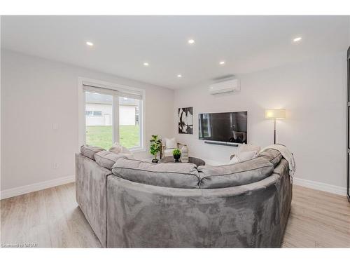 21 Carisbrook Drive, Kitchener, ON - Indoor Photo Showing Living Room