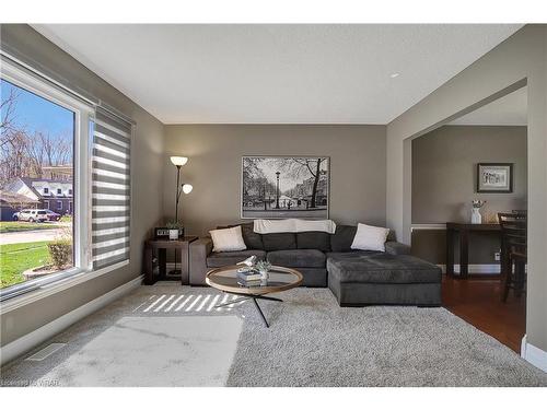639 White Oak Drive, Cambridge, ON - Indoor Photo Showing Living Room