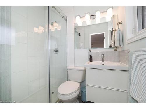 201 Vermont Street, Waterloo, ON - Indoor Photo Showing Bathroom