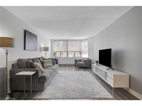 104-55 Green Valley Drive, Kitchener, ON - Indoor Photo Showing Living Room