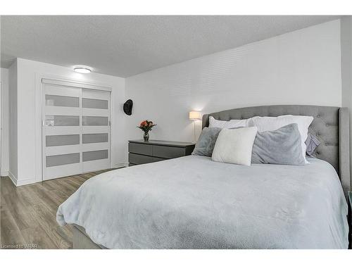 104-55 Green Valley Drive, Kitchener, ON - Indoor Photo Showing Bedroom
