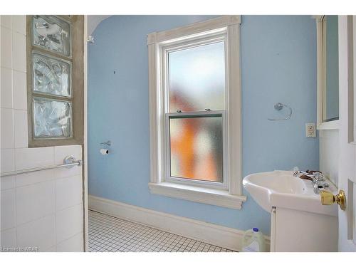 142 Dolph Street N, Cambridge, ON - Indoor Photo Showing Bathroom