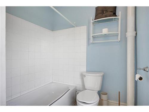 142 Dolph Street N, Cambridge, ON - Indoor Photo Showing Bathroom