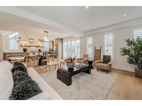 976 Stonecliffe Walk, Kitchener, ON - Indoor Photo Showing Living Room