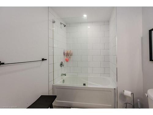 976 Stonecliffe Walk, Kitchener, ON - Indoor Photo Showing Bathroom