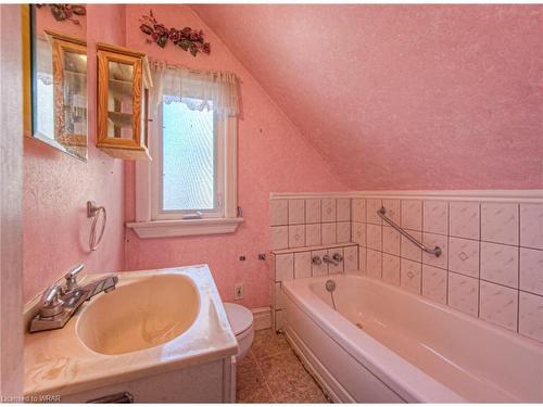 142 Sanford Avenue N, Hamilton, ON - Indoor Photo Showing Bathroom