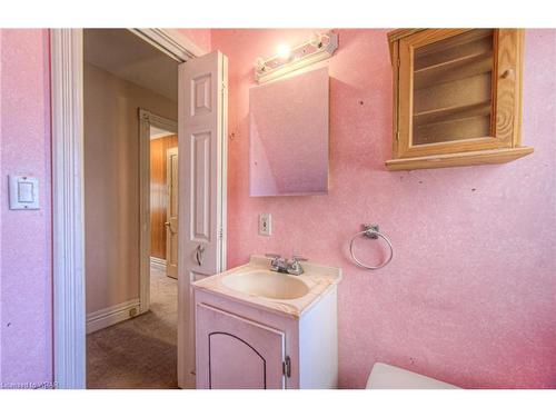 142 Sanford Avenue N, Hamilton, ON - Indoor Photo Showing Bathroom