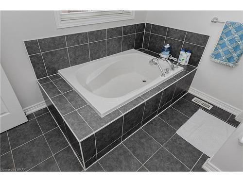 8881 Sebastian Crescent, Niagara Falls, ON - Indoor Photo Showing Bathroom