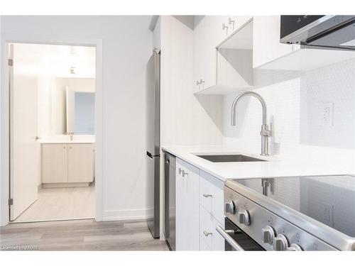 1502-15 Wellington Street S, Kitchener, ON - Indoor Photo Showing Kitchen With Upgraded Kitchen