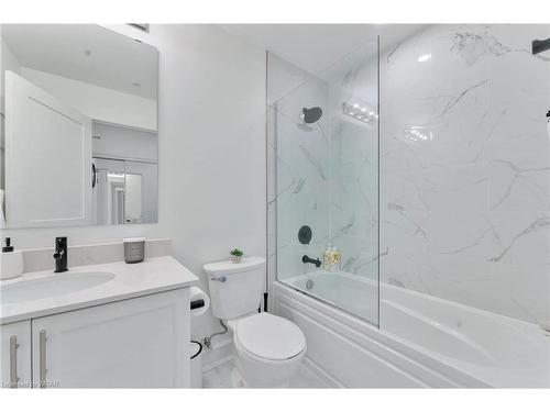 504-247 Northfield Drive E, Waterloo, ON - Indoor Photo Showing Bathroom
