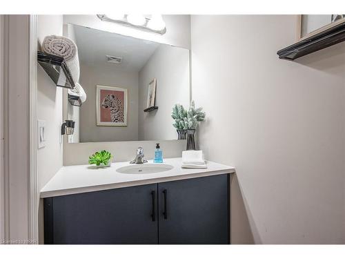 41-253 Chapel Hill Drive, Kitchener, ON - Indoor Photo Showing Bathroom