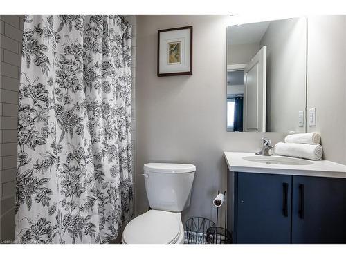 41-253 Chapel Hill Drive, Kitchener, ON - Indoor Photo Showing Bathroom
