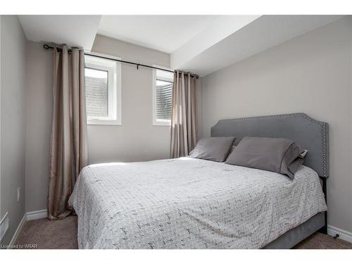 41-253 Chapel Hill Drive, Kitchener, ON - Indoor Photo Showing Bedroom
