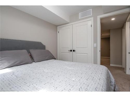 41-253 Chapel Hill Drive, Kitchener, ON - Indoor Photo Showing Bedroom