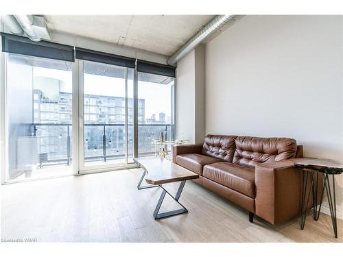 803-170 Bayview Avenue, Toronto, ON - Indoor Photo Showing Living Room