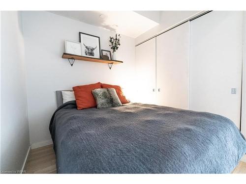803-170 Bayview Avenue, Toronto, ON - Indoor Photo Showing Bedroom